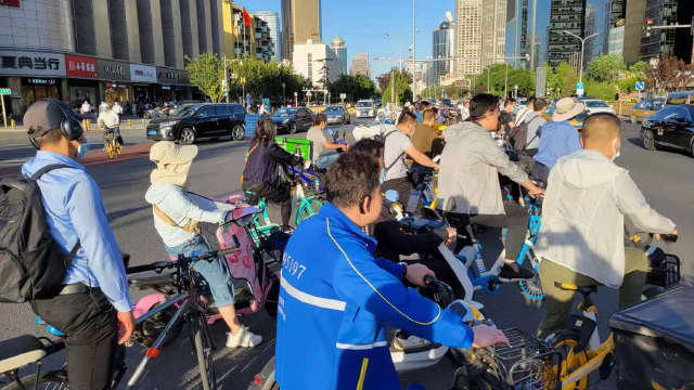 베이징 중심가 구어마오 인근 대로 한복판에서 자전거를 탄 사람들이 신호가 바뀌기를 기다리고 있다.(사진=조성원 기자)