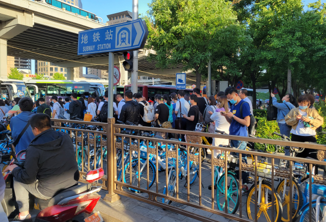 베이징 지하철 주변에서는 환승용 공유자전거를 쉽게 찾을 수 있다. 베이징 지하철 구어마오역 인근. (사진=조성원 기자)
