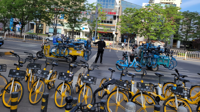 공용자전거 이용자가 급증하는 베이징 출근 시간에는 주요 환승 지역으로 자전거를 옮기는 노동자들을 쉽게 볼 수 있다.(사진=조성원 기자)
