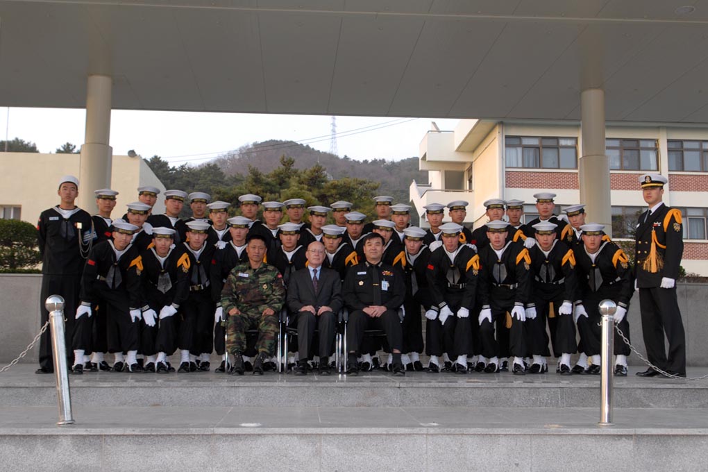 맨 앞줄 넥타이에 양복을 입은 사람이 피터 바돌로뮤 씨. 2009년 2월 20일, 해군의장대 후원인 자격으로 진해기지사령부를 방문했다. (사진제공: 해군)