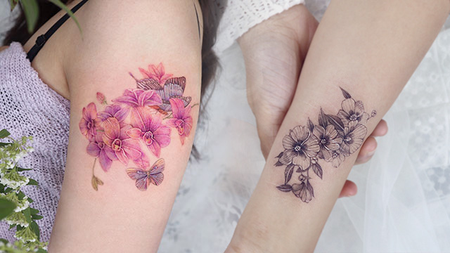 팔뚝과 손목에 그려진 꽃 타투(tattoo)