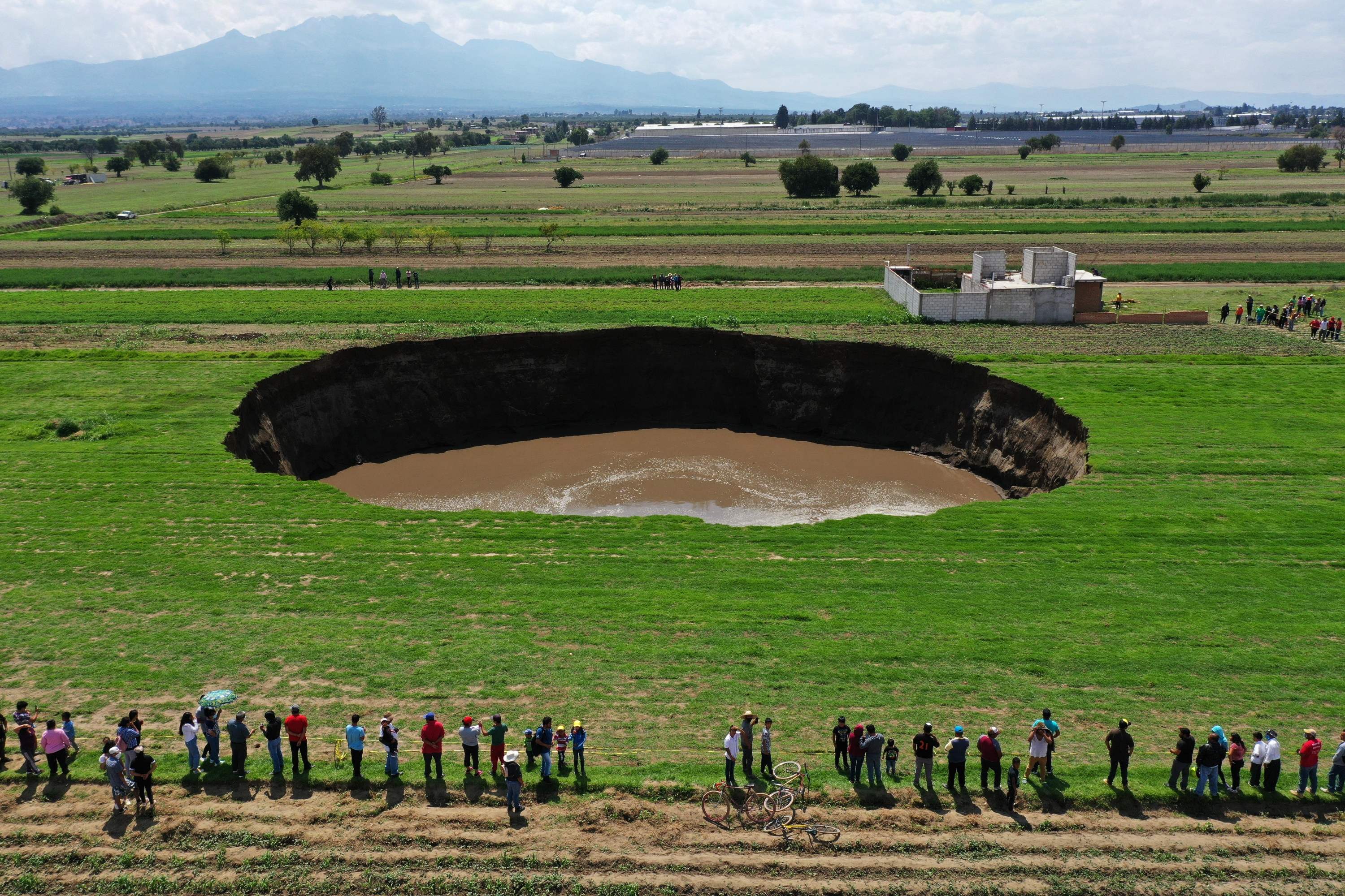 5월 31일 멕시코 중남부의 한 농지에서 형성된 지름 60m의 거대 싱크홀. 출처=연합뉴스