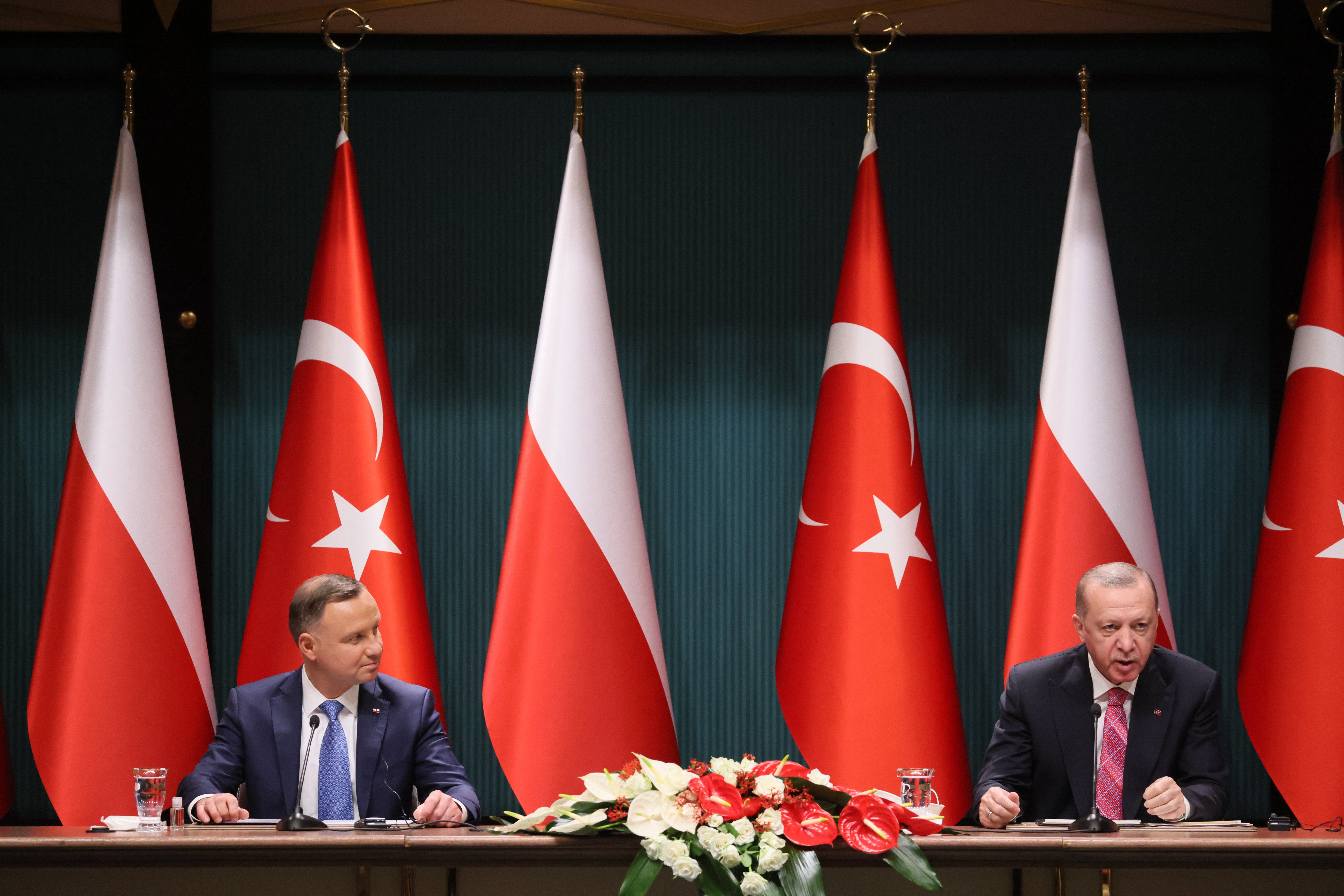 터키를 방문한 안제이 두다 폴란드 대통령(사진 왼쪽)이 레제프 타이이프 에르도안 터키 대통령과  지난달 24일(현지시간) 공동 기자회견을 하고 있다. 당시 내용에는 터키제 바이락타르 TB2 무인기를 구매하기로 했다는 것까지 포함됐다.(출처=연합뉴스)