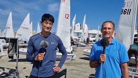한국 요트의 간판 하지민이 포르투갈 대회 정상에 올라 우승 인터뷰를 하고 있다.