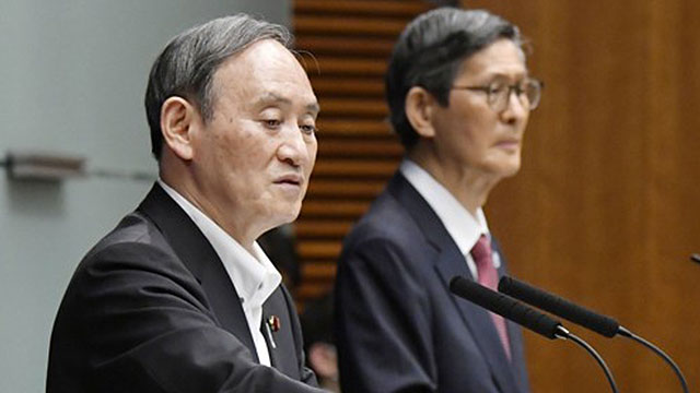 스가 요시히데 일본 총리(왼쪽)와 오미 시게루 코로나19 대책 분과위원회 회장이 도쿄 총리관저에서 회견하고 있다. (출처=일본 총리관저 홈페이지)