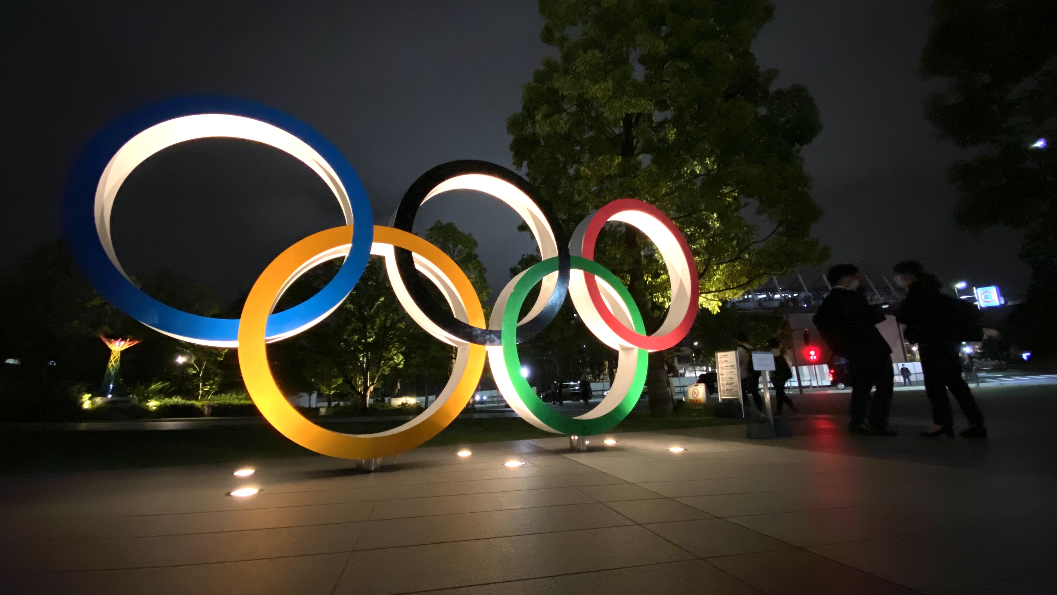 오는 7월 23일 도쿄올림픽 개막식이 열릴 국립경기장 앞 오륜 마크 조형물이 불을 밝히고 있다.