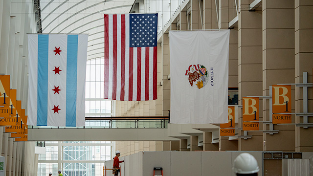 시카고시(市)를 상징하는 깃발(맨 왼쪽)과 미국 국기, 일리노이주를 상징하는 깃발. 출처= 게티 이미지