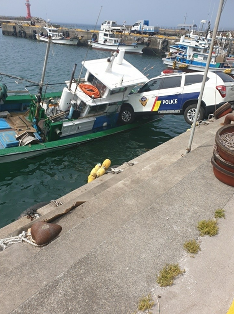 서귀포시 사계항에서 해경 순찰차가 정박된 어선으로 떨어졌다. (사진=시청자)