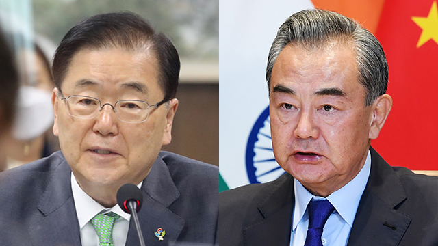 G7 정상회의를 앞두고 전화를 건 왕이 중국 외교부장(오른쪽)과 정의용 외교부 장관(왼쪽)