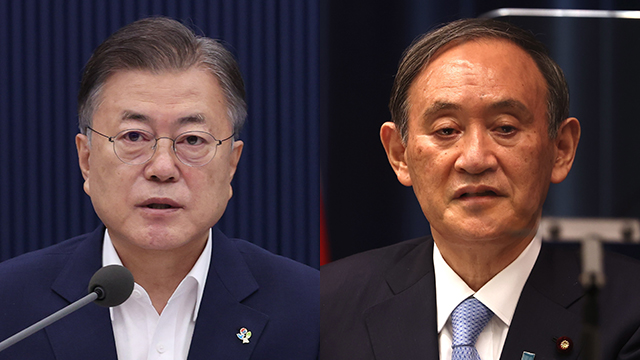 문재인 대통령(왼쪽)과 스가 요시히데 일본 총리(오른쪽)