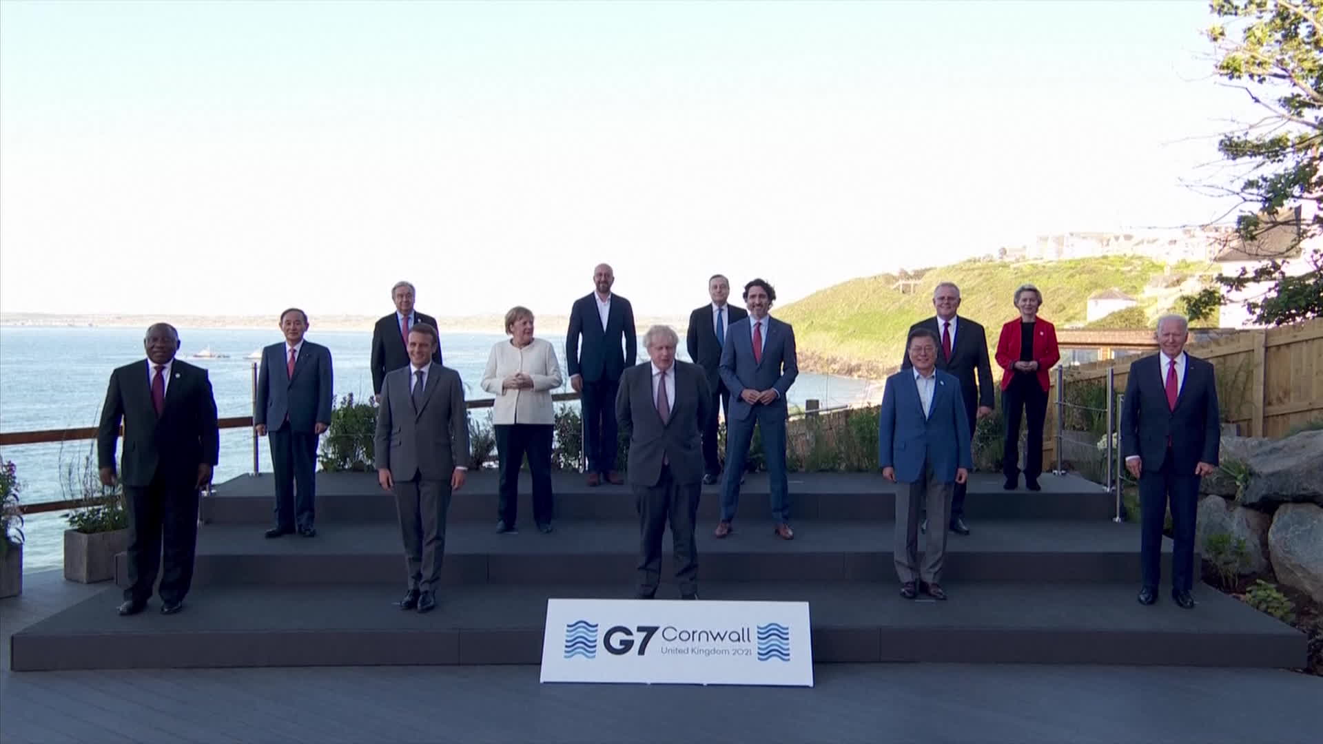 영국 콘월에서 G7 정상회의 기념촬영. 왼쪽에서 두번째에 스가 요시히데 일본 총리가, 오른쪽에서 4번째에 문재인 대통령