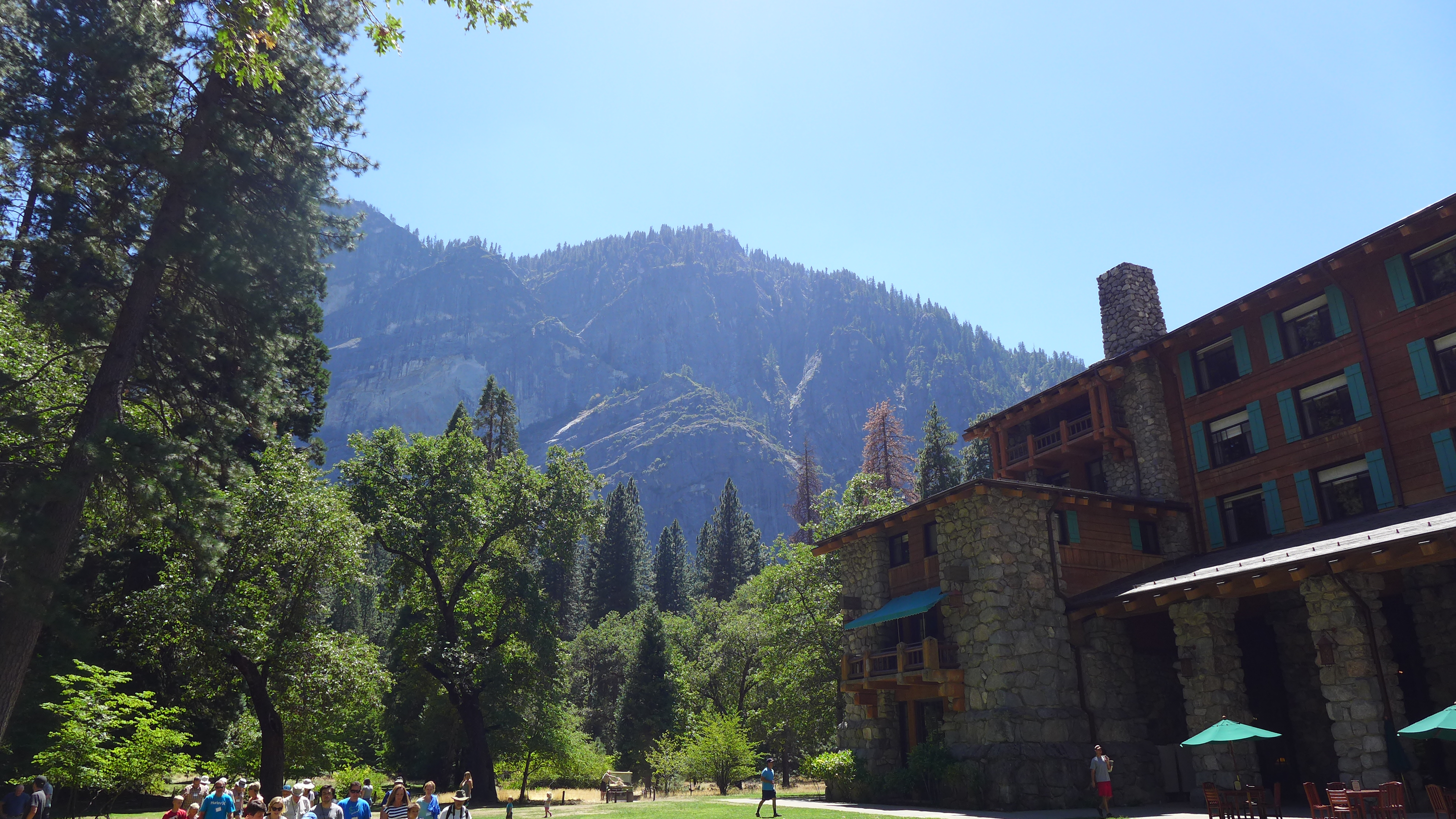 미국 요세미티( Yosemite) 국립공원.  바이든 행정부는 내년 예산에서 국립공원에 대한 자금을 늘릴 것을 제안한 가운데  미국 국립공원들은 코로나19 여파로 지난해 대자연을 만끽하지 못한 관광객들이 올 여름 대거 몰릴 것을 대비해 준비하고 있다고 월스트리트저널(WSJ)은 전했다.
