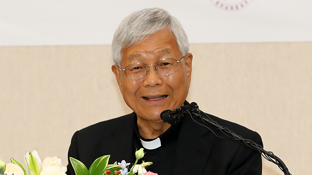 한국인 최초로 교황청 성직자성 장관에 임명된 유승식 대주교가 12일 기자회견을 하고 있다