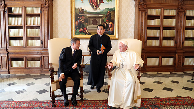 2018년 10월 18일 문 대통령이 프란치스코 교황과 교황청에서 면담을 하고 있다.