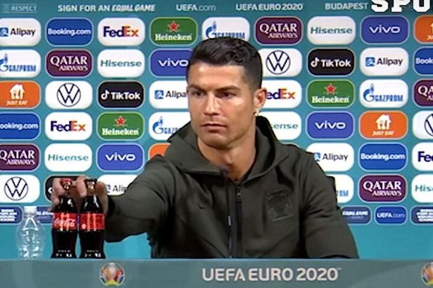 유로 2020 대회에 참가 중인 포르투갈의 호날두가 공식 기자회견을 앞두고 코카콜라를 치우고 있다