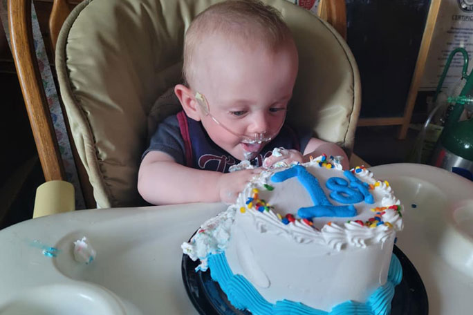 리처드가 그의 첫 번째 생일 케이크를 즐기고 있다