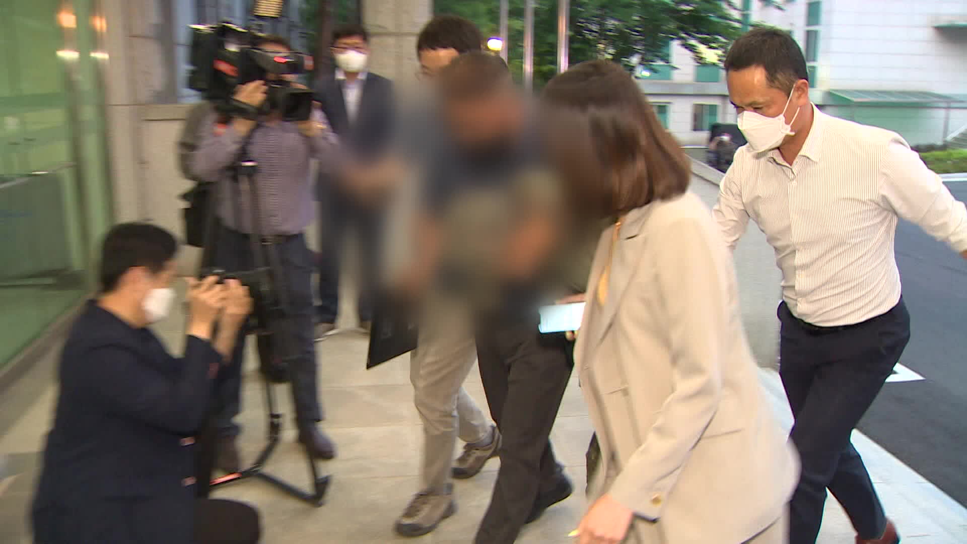 극단적 선택을 한 공군 부사관을 성추행한 혐의를 받는 장 모 중사가 지난 2일 구속영장실질심사를 받기 위해 국방부 보통군사법원에 들어서고 있다.