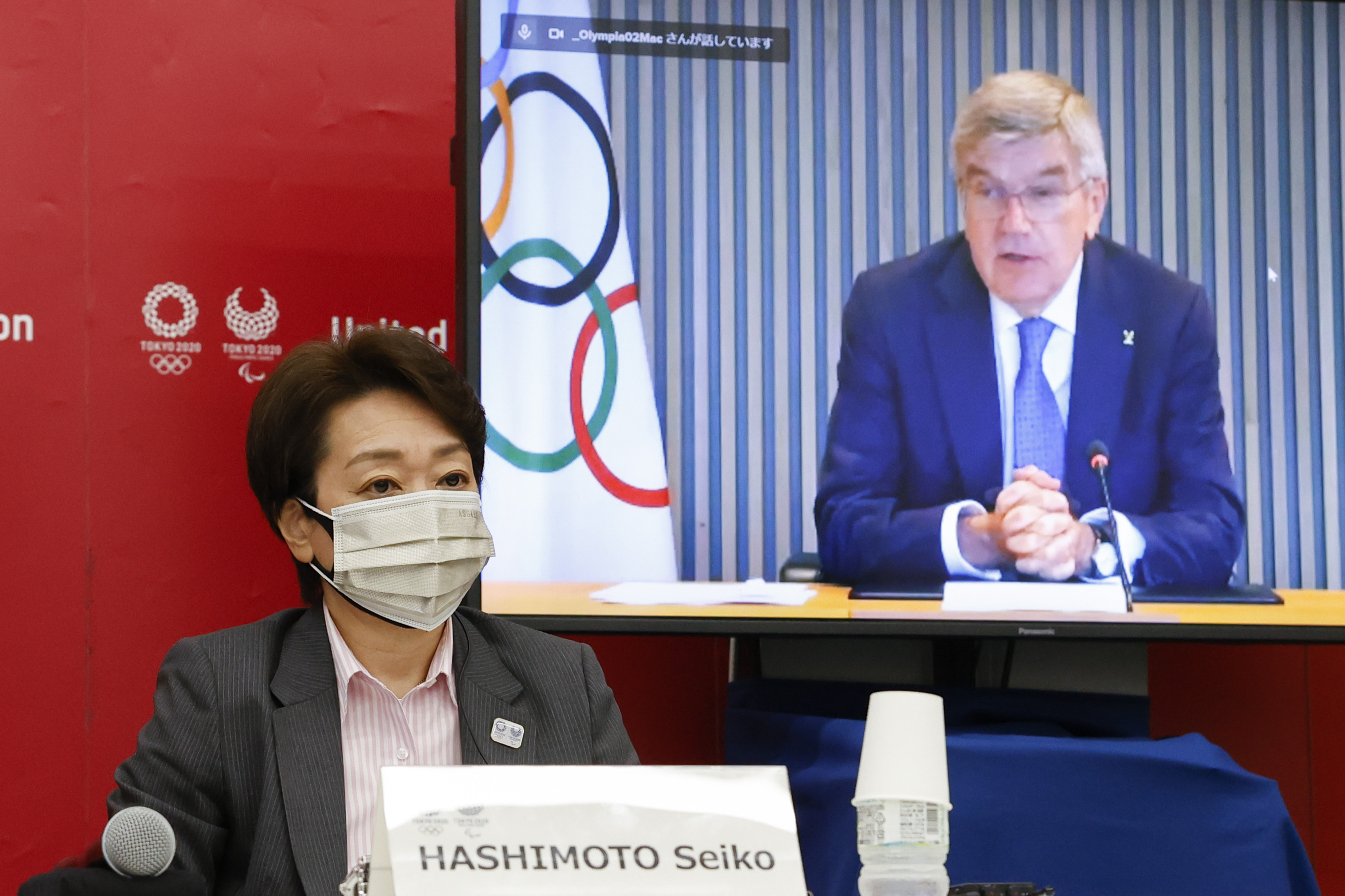 하시모토 세이코(왼쪽) 일본 도쿄올림픽·패럴림픽 조직위 회장과 토마스 바흐(오른쪽 화면) 국제올림픽위원회(IOC) 위원장이 6월 21일 도쿄에서 발언하고 있다.  〈도쿄=AP〉