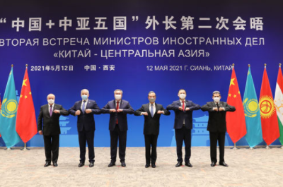왕이 중국 외교부장(오른쪽 세번째)이 5월 12일 산시성 시안에서 카자흐스탄, 키르기스스탄, 타지키스탄, 투르크메니스탄, 우즈베키스탄 외교장관과 만나 아프가니스탄 문제, 코로나19 대응 등을 논의했다.(사진 출처=중국 외교부)
