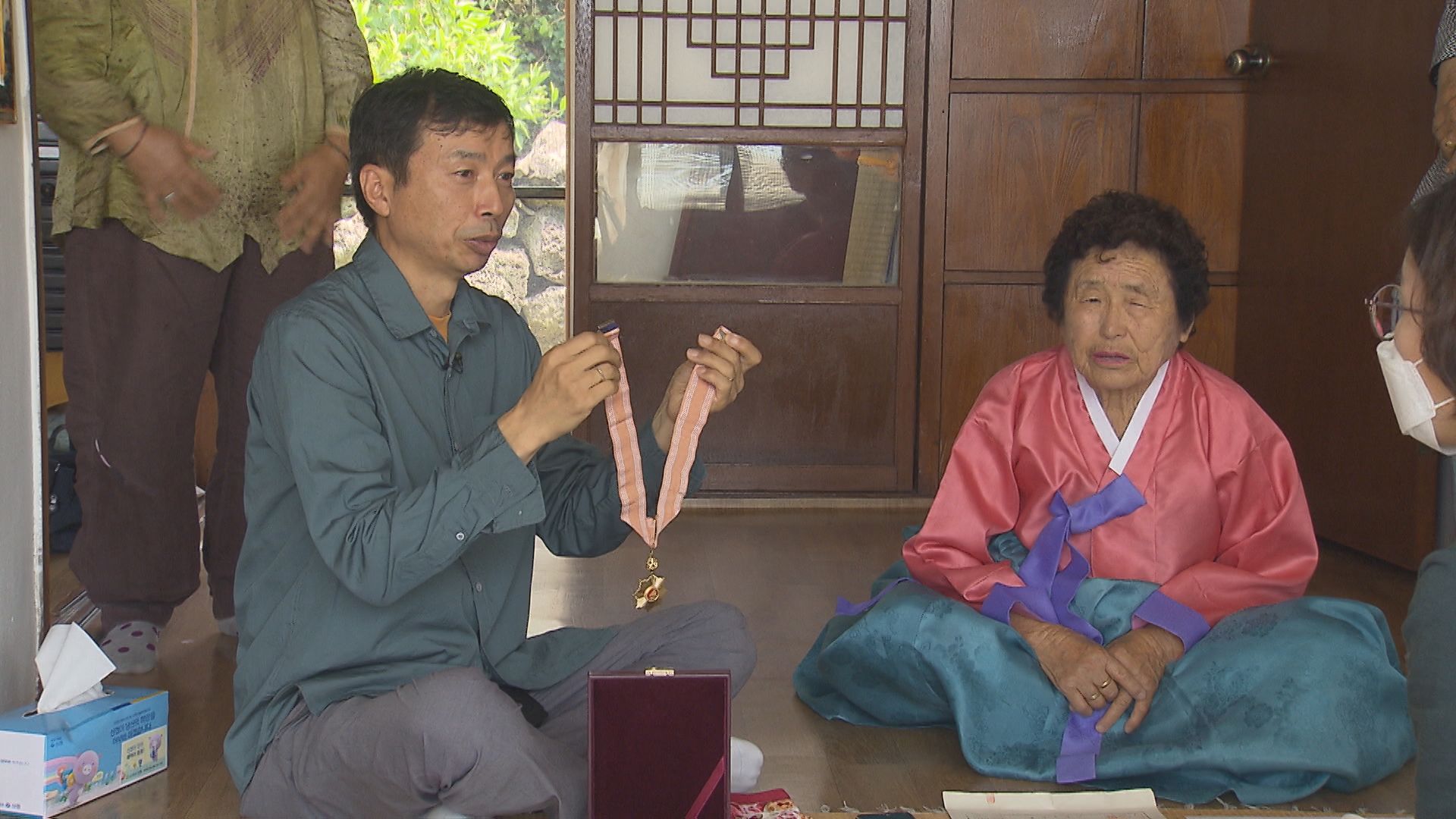 지난 24일 고(故) 현천수 이등상사의 아들 종철 씨가 70년 만에 받은 부친의 무공훈장을 들어보이고 있다.