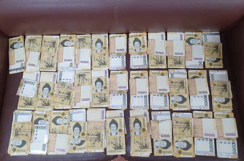 보이스피싱 현금 수거책의 차량에서 발견된 현금(사진=서귀포경찰서)