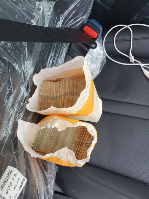 보이스피싱 현금 수거책의 차량에서 발견된 현금(사진=서귀포경찰서)
