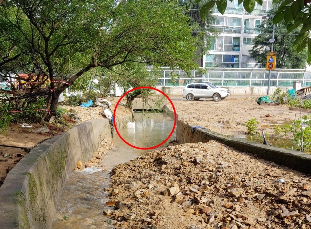 지난해 수해 때 토사로 막혀있는 코스모스 아파트 배수로  [사진 제공: 정진호]