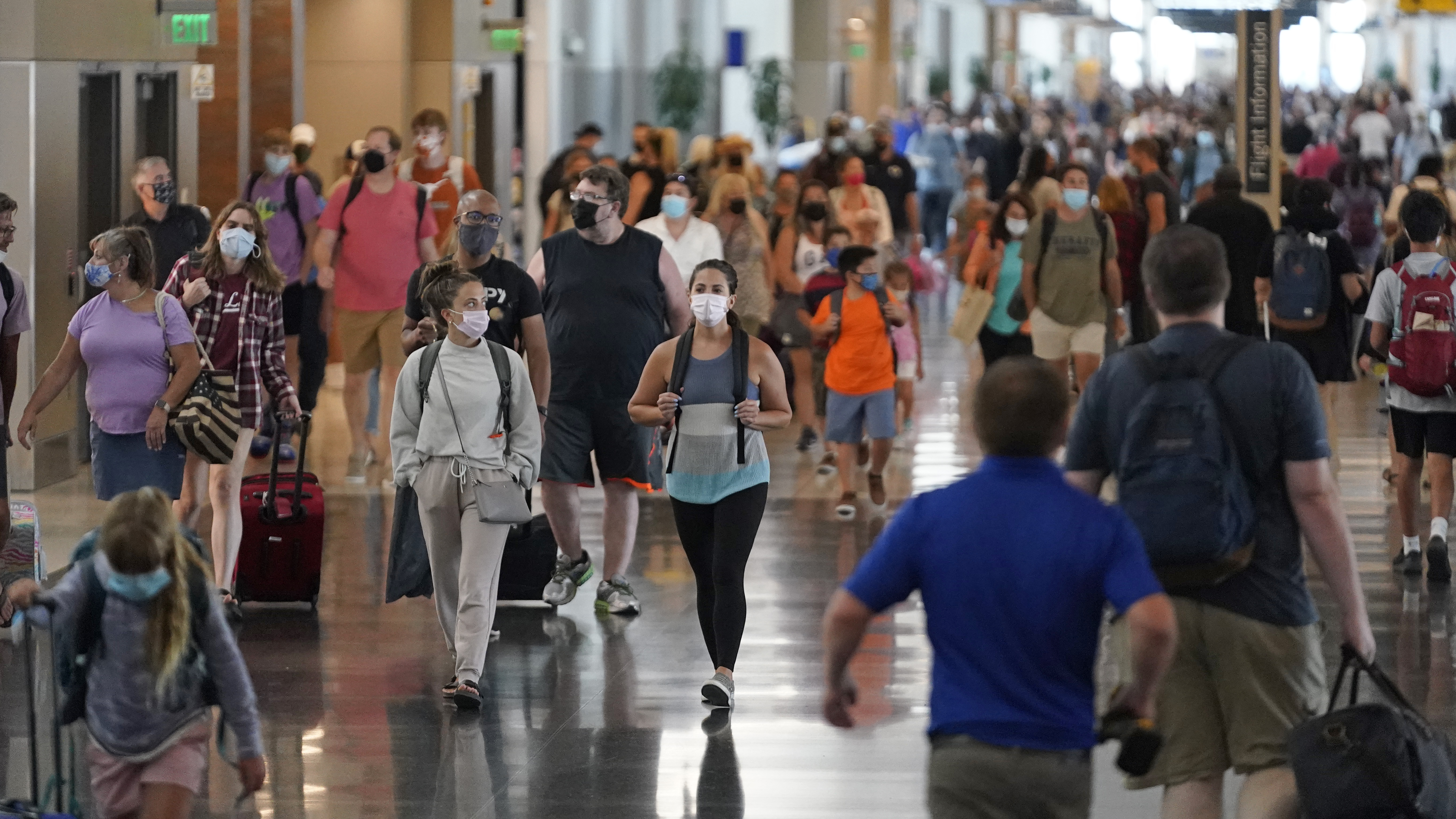 1일(현지시간) 여행객들로 붐비는 미국 솔트레이크시티 국제공항