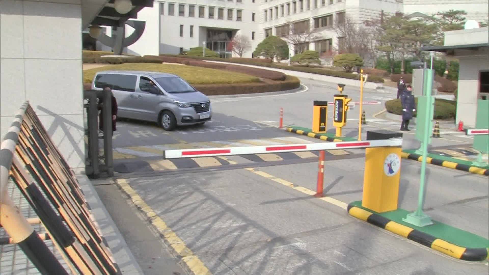2018년 12월 법원행정처 인사총괄심의관실을 압수수색한 서울중앙지방검찰청 직원들이, 차량을 타고 법원행정처 건물을 빠져 나오고 있다.