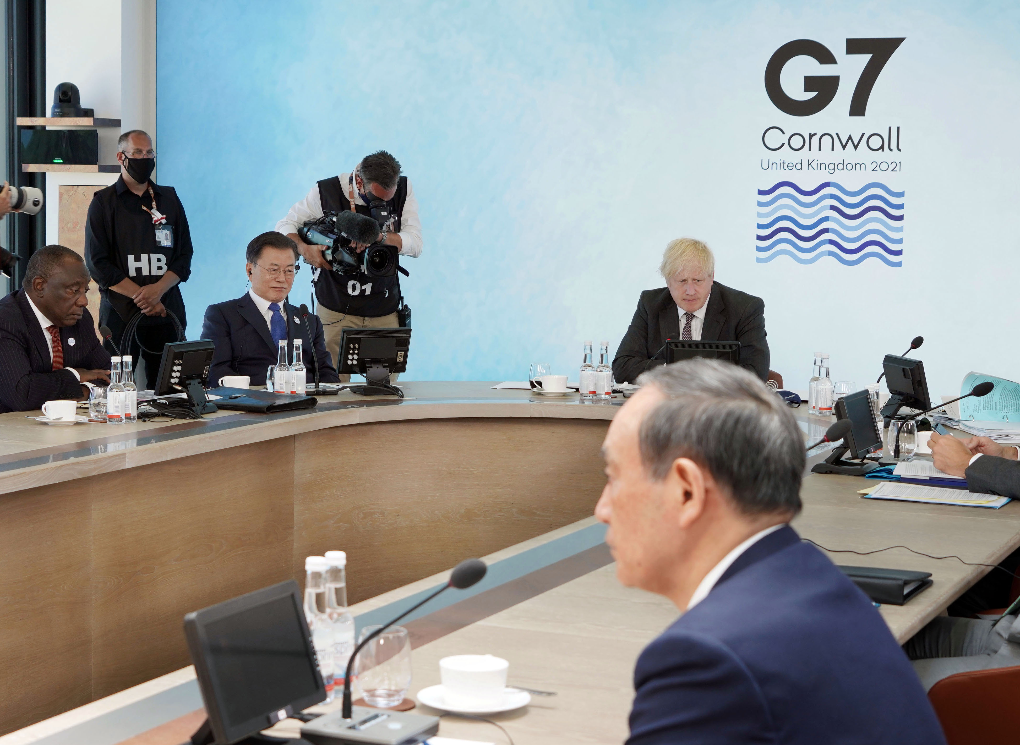 지난달 13일 영국 콘월에서 열린 G7 정상회의 확대회의장에서 문 대통령과 스가 일본 총리가 대각선 방향으로 앉아있다.[사진=연합뉴스]