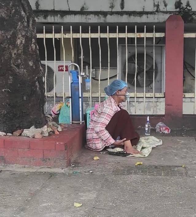 입원실이 부족해 병원에 들어가지 못한 여성이 산소통에 의지해 버티고 있다. 미얀마 양곤