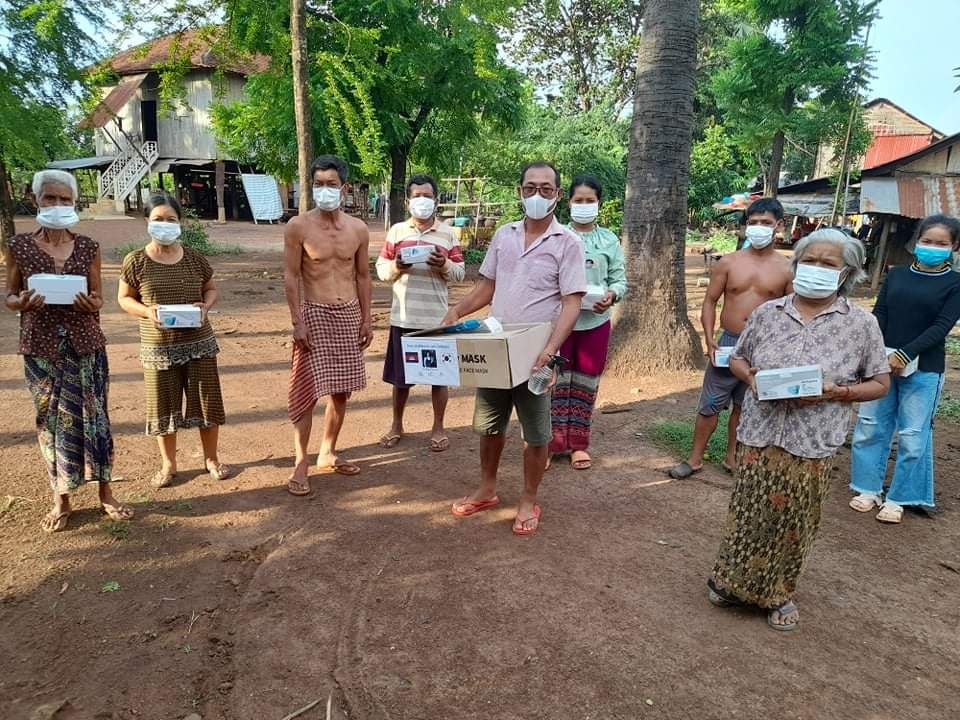 피아비가 나눈 마스크를 전달받은 캄보디아 현지 주민들