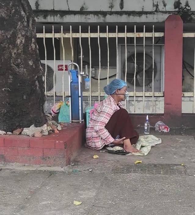 양곤의 한 병원 앞에서 입원실을 찾지 못한 여성이 산소통에 의지해 숨을 이어가고 있다. (9일 KBS9시 뉴스 보도)