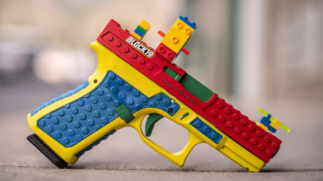 미국의 한 총기 맞춤제작 업체가 레고 블록으로 겉면을 꾸민 실제 권총을 시판해 논란이 일고 있다. 출처=‘컬퍼 프리시젼’ 홈페이지 캡쳐