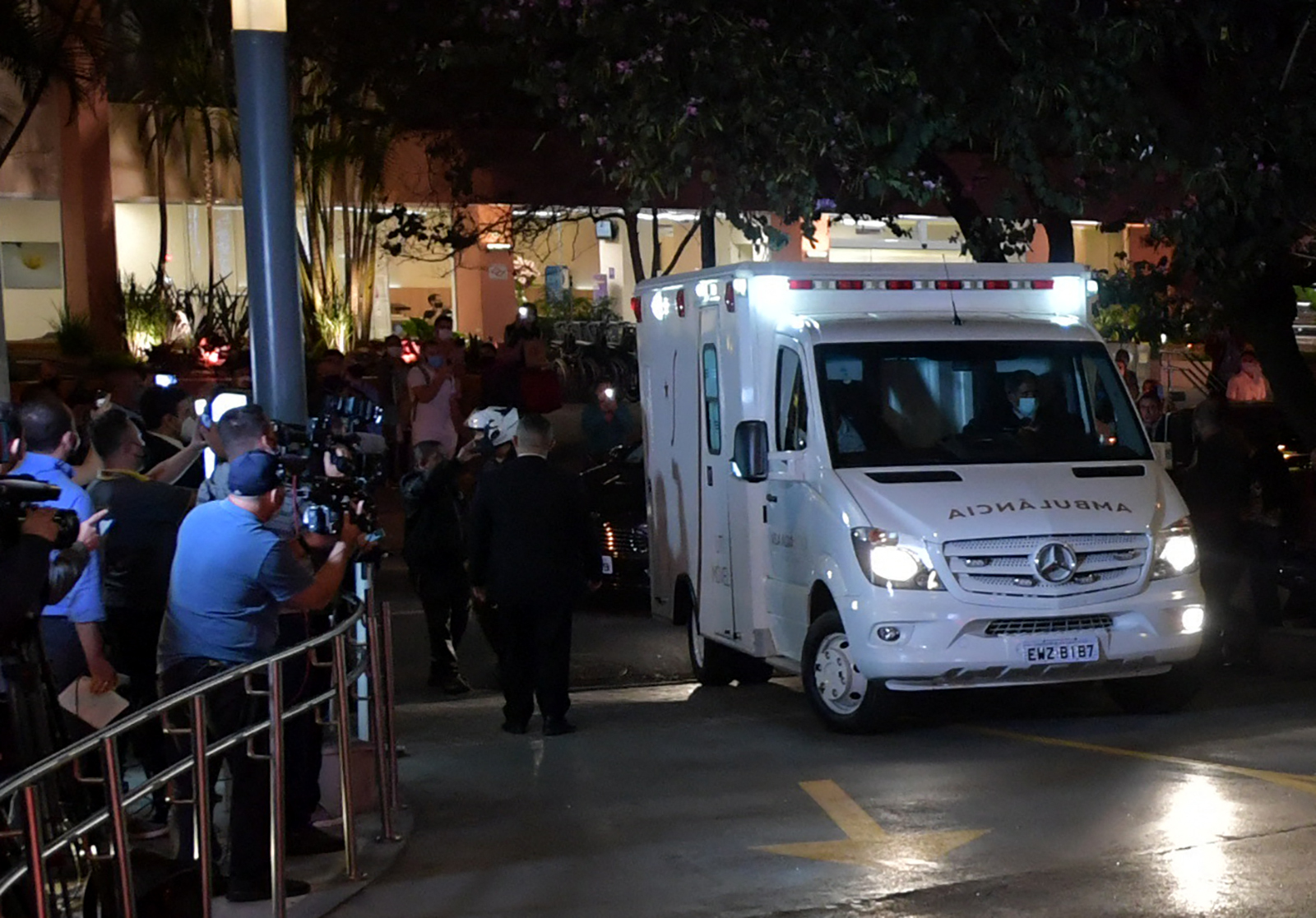 14일(현지시간) 브라질 상파울루 빌라노파스타병원에 자이르 보우소나루 대통령을 태운 구급차가 들어오고 있다.