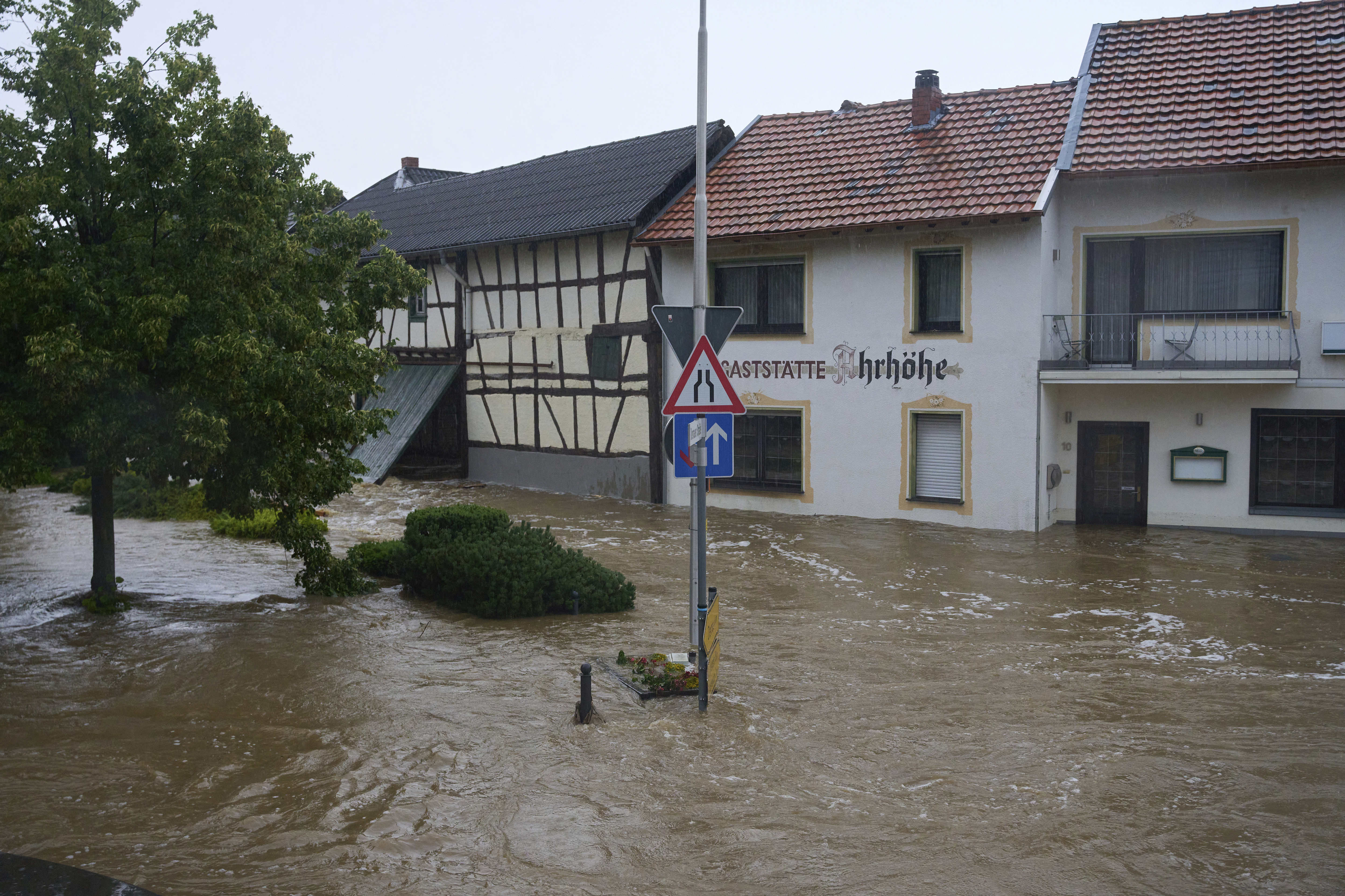 지난 14일(현지시간) 독일 남서부 라인란트팔츠주(州)에 내린 폭우로 에슈 지역 거리와 주택이 물에 잠겨 있다. 현지 언론은 폭우와 홍수로 주택이 무너지면서 이 지역 주민 약 30명이 실종됐다고 보도했다. [AP=연합뉴스]
