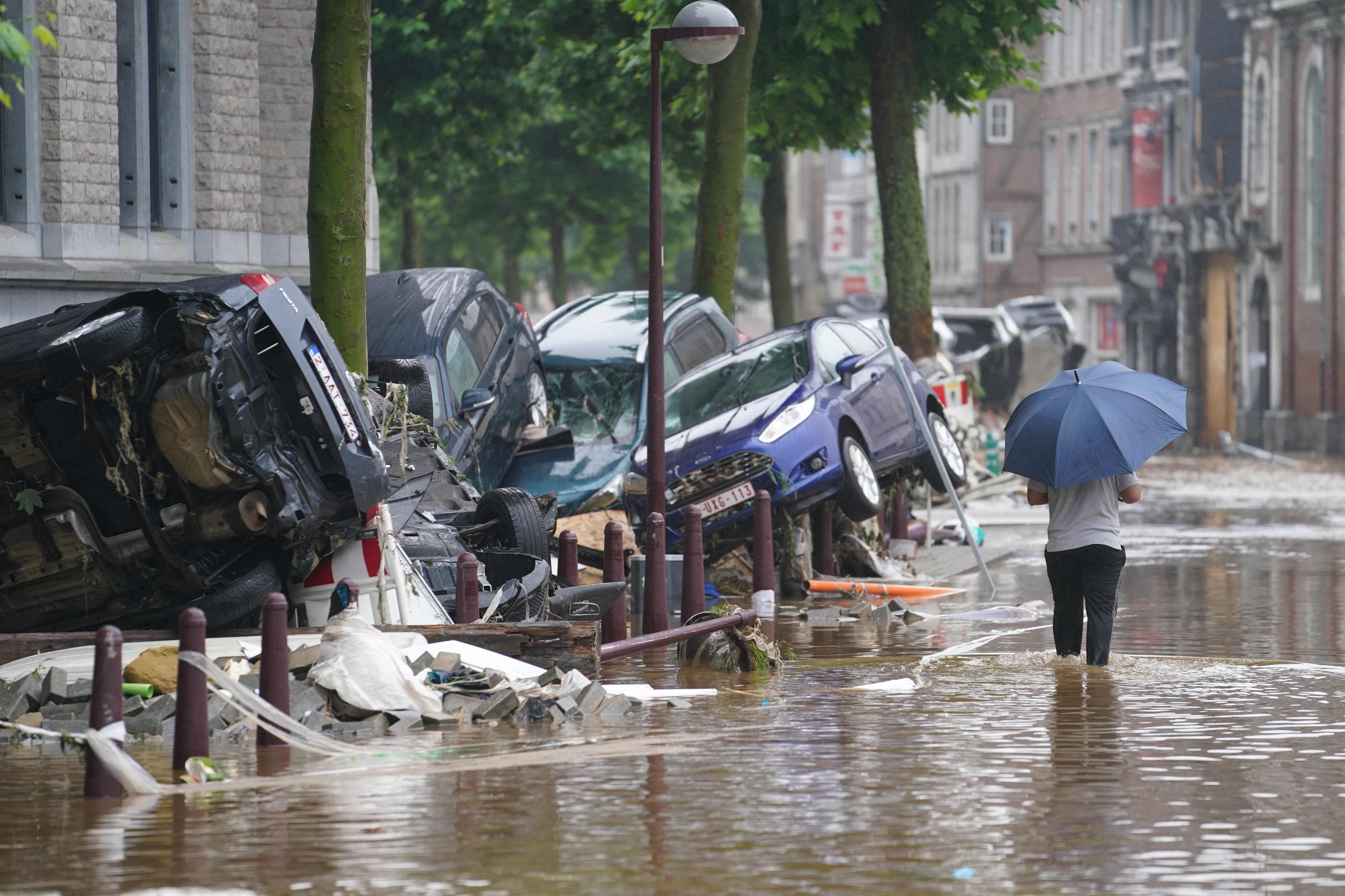 어제(현지시간) 벨기에 리에주 인근 베르비에시의 침수된 거리에서 차들이 구겨진 채 뒤엉켜 있다. 지난 14일부터 시작된 서유럽 폭우로 벨기에·네덜란드·룩셈부르크가 접한 지역 대부분이 피해를 봤다. [AFP=연합뉴스]