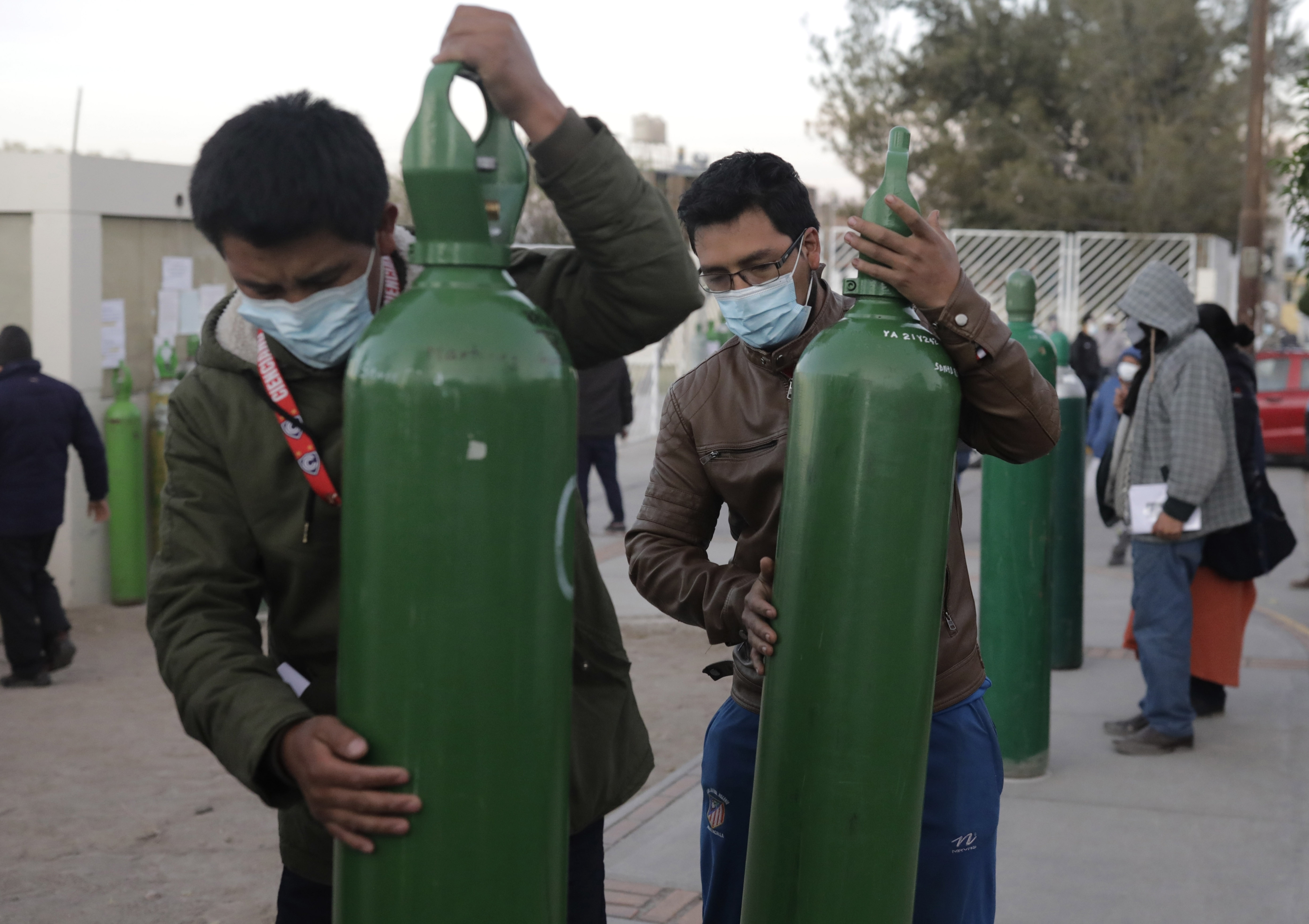 코로나19 치료용 산소탱크 충전을 기다리는 페루 사람들