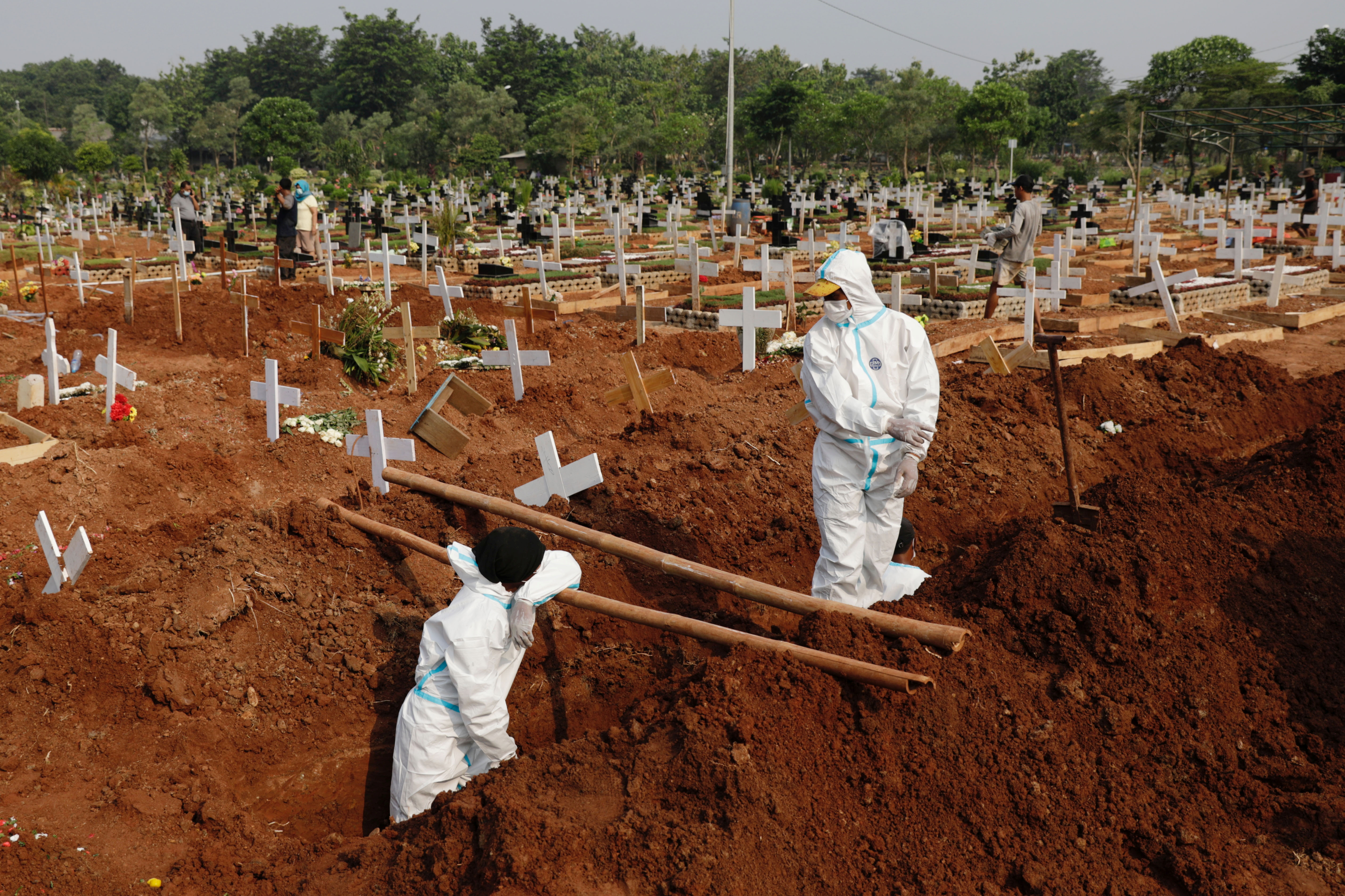 인도네시아 자카르타 외곽의 코로나19 사망자 공동묘지