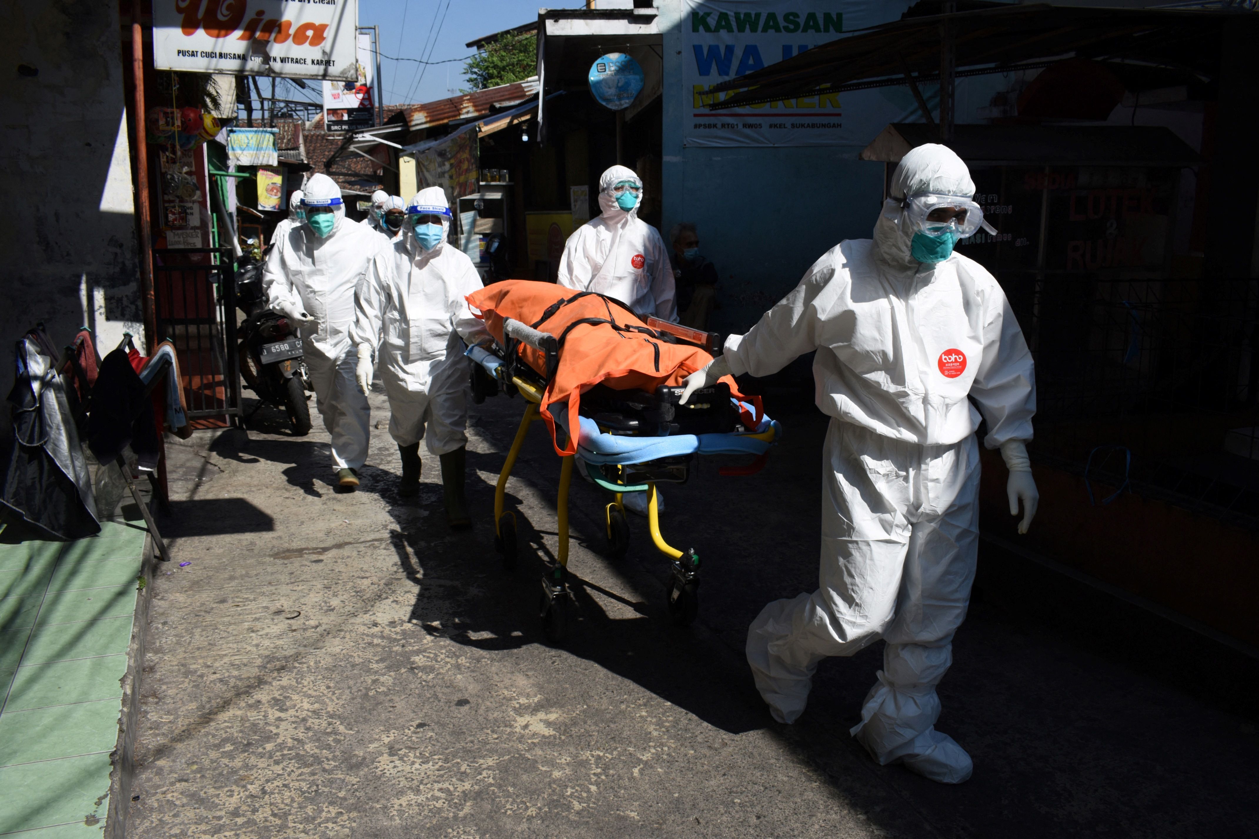 집에서 자가격리 중 사망한 코로나19 환자 시신을 수습하는 자원봉사 장의사