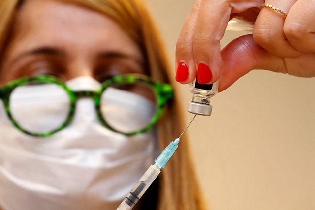7월 5일 이스라엘 의료진이 화이자 백신을 준비하고 있다.