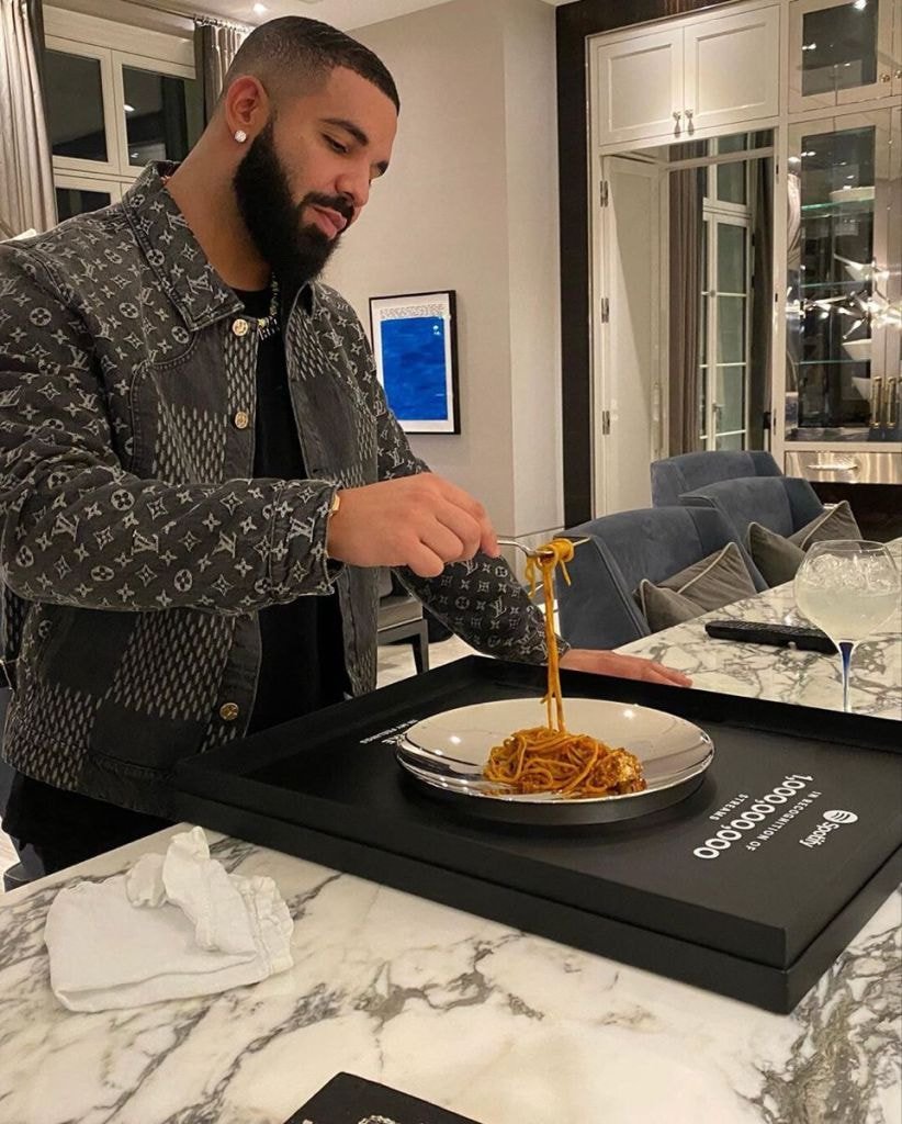 캐나다 가수 드레이크(Drake)가 스포티파이 10억 스트리밍 ‘기념 액자’에 파스타를 먹는 모습