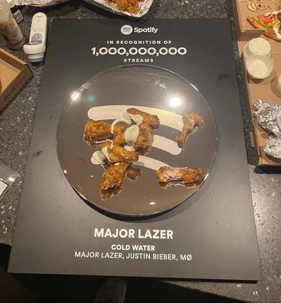 미국 가수 Major Lazer는 ‘기념 액자’ 에 치킨을 먹고 자신의 인스타그램에 업로드