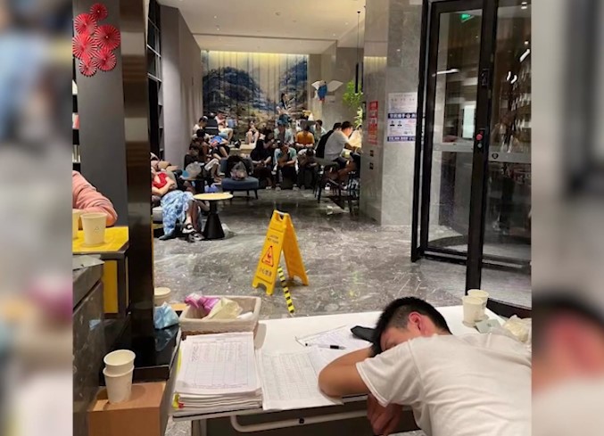 허난성 정저우 한 호텔 로비에서 휴식중인 이재민들 (출처: 펑파이)
