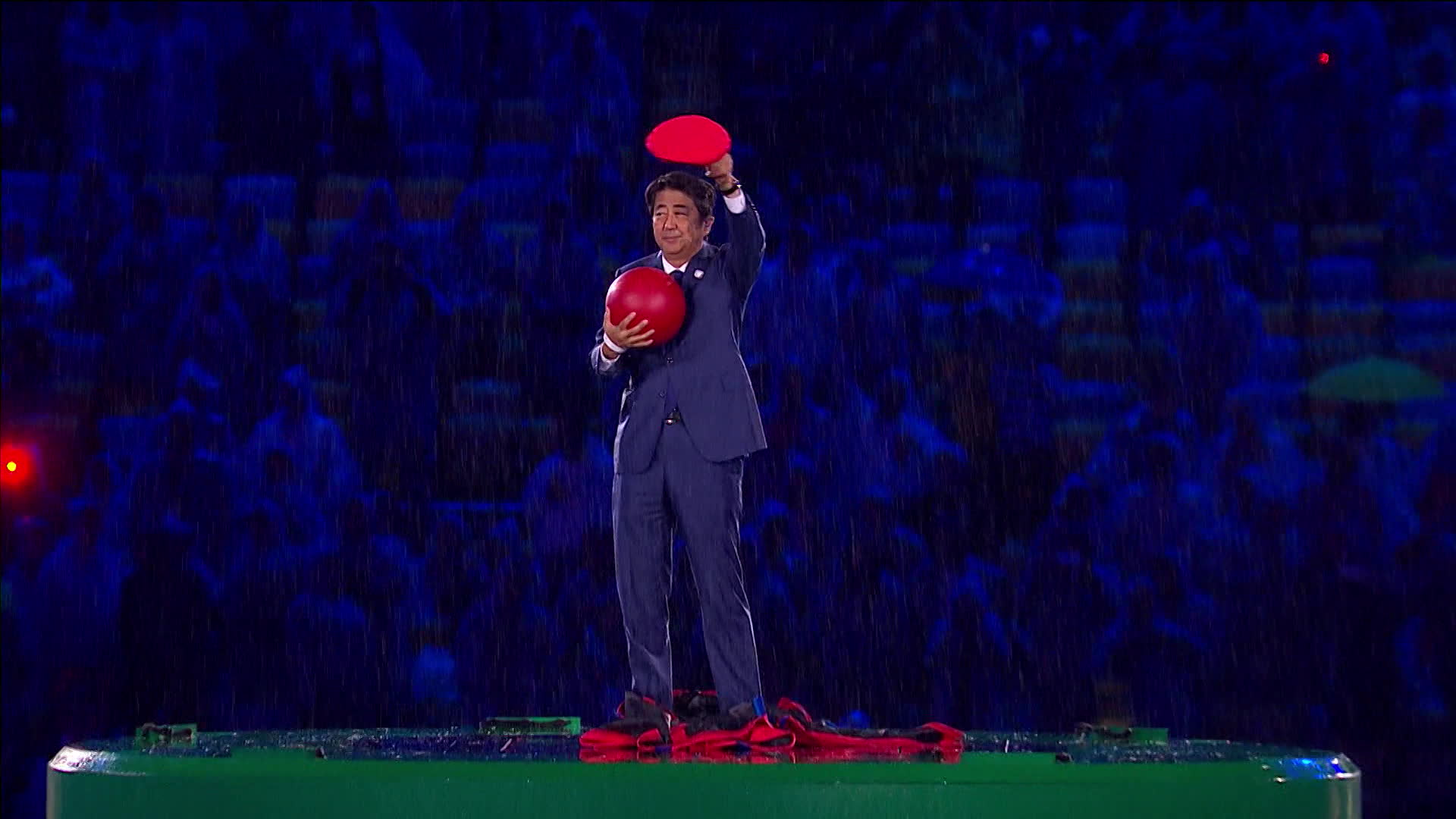 2016년 리우 올림픽 폐회식 당시 인기 게임 캐릭터 ‘수퍼 마리오’ 복장으로 깜짝 등장한 아베 신조 일본 총리
