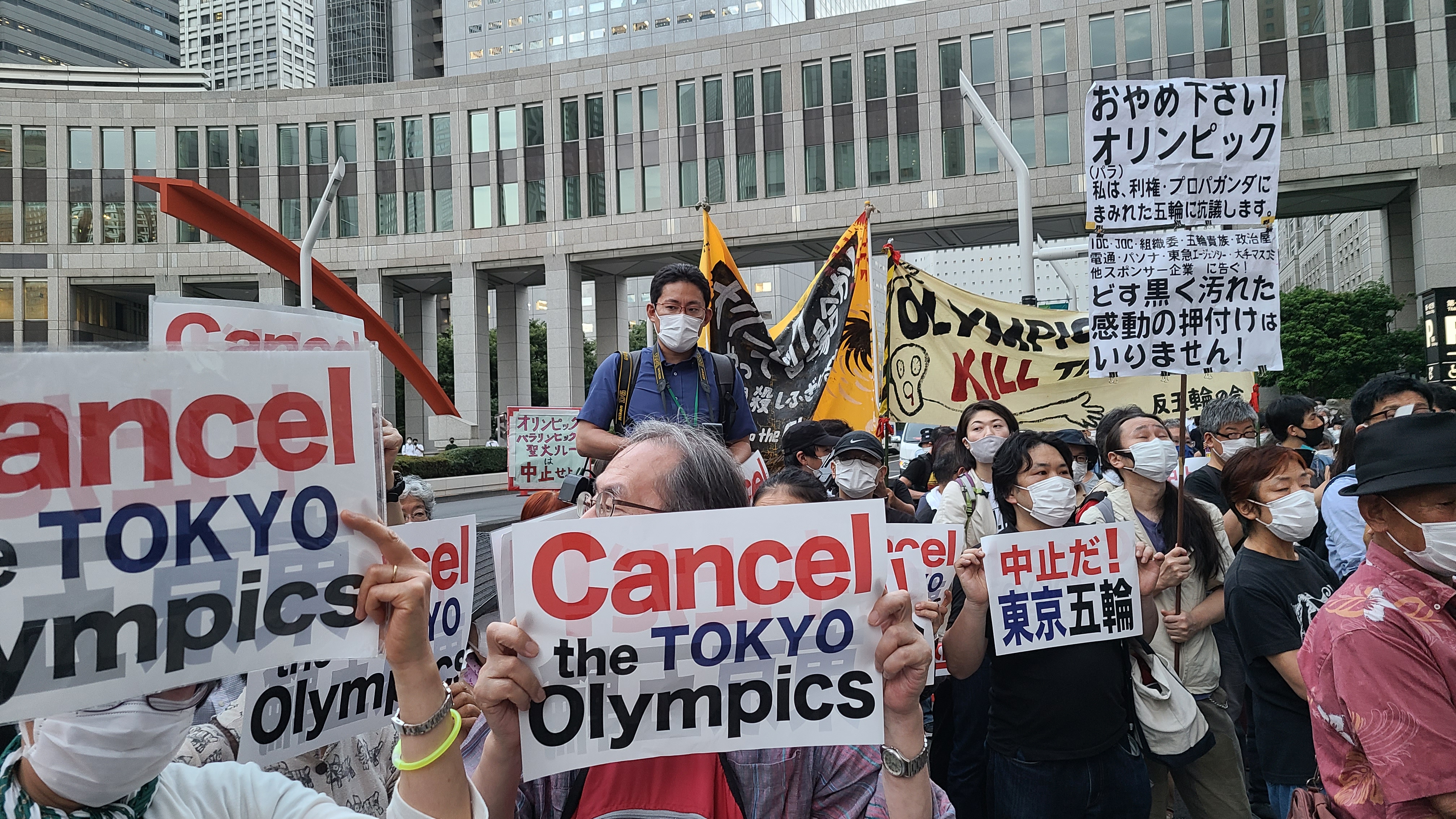 도쿄올림픽 개최를 한 달 앞둔 6월 23일 도쿄도청 앞에서 올림픽 반대 시위를 하고 있는 일본 시민들.  도쿄 박원기 특파원 촬영