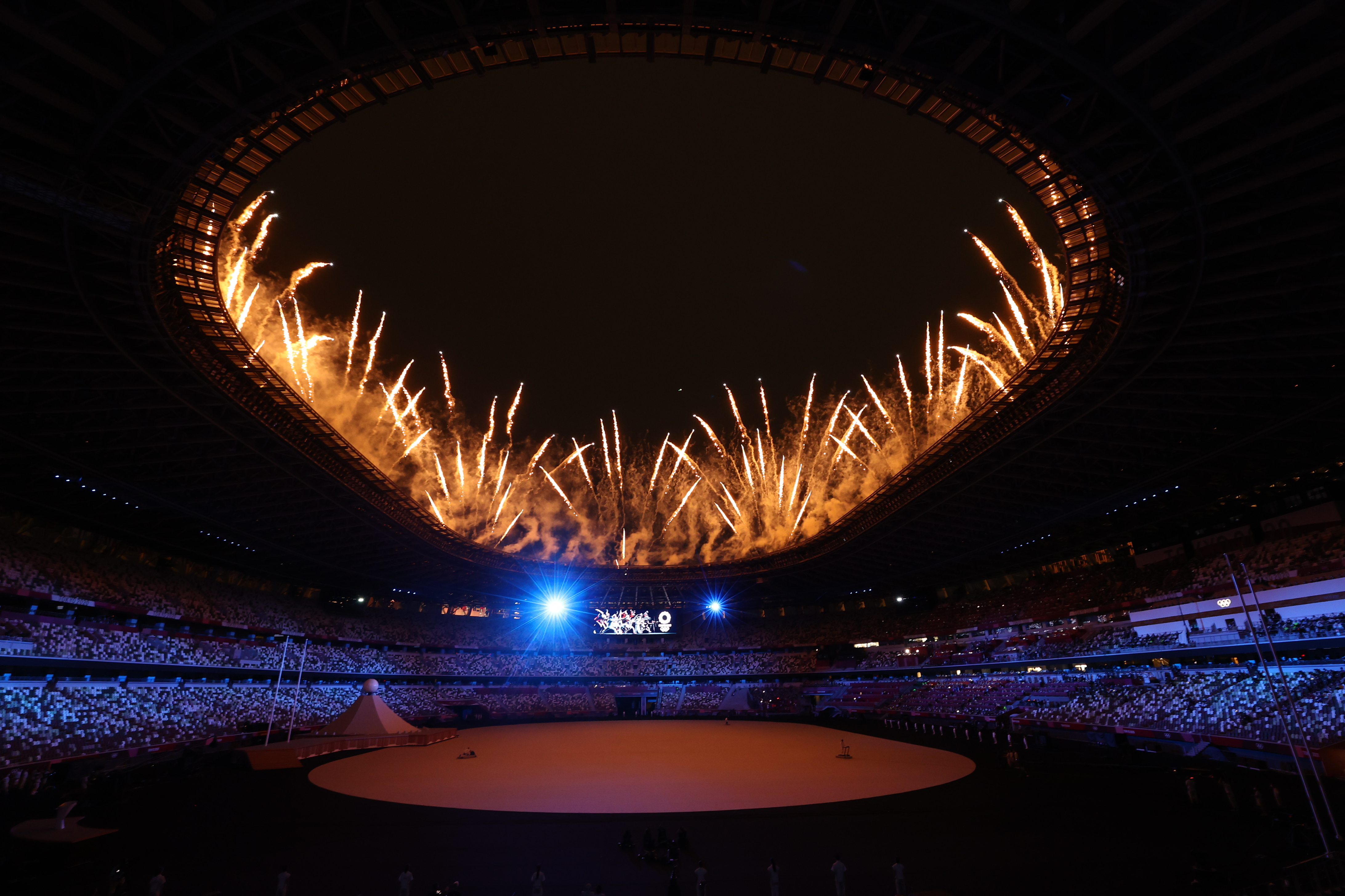 23일 저녁 도쿄 신주쿠 국립경기장에서 화려한 불꽃이 터지면서 2020 도쿄올림픽의 시작을 알리고 있다.  연합뉴스