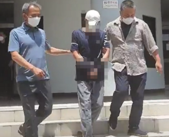 지난 21일 구속영장 심사를 받기 위해 제주 동부경찰서에서 제주지방법원으로 이송되고 있는 제주 중학생 살해 피의자 백 모 씨