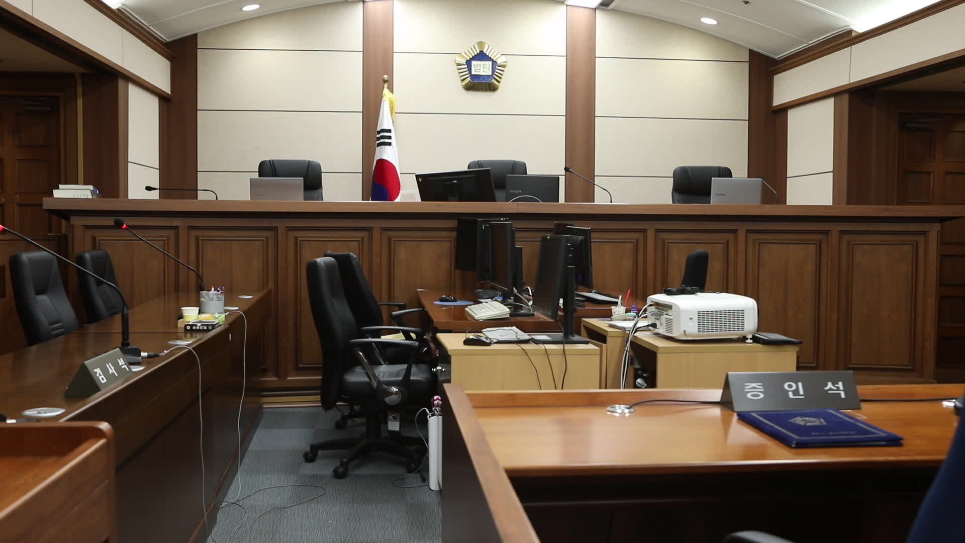 서울고등법원 중법정 내부 모습. 사진 가운데 흰색 기계가 증거 제시 때 사용되는 실물화상기이다.