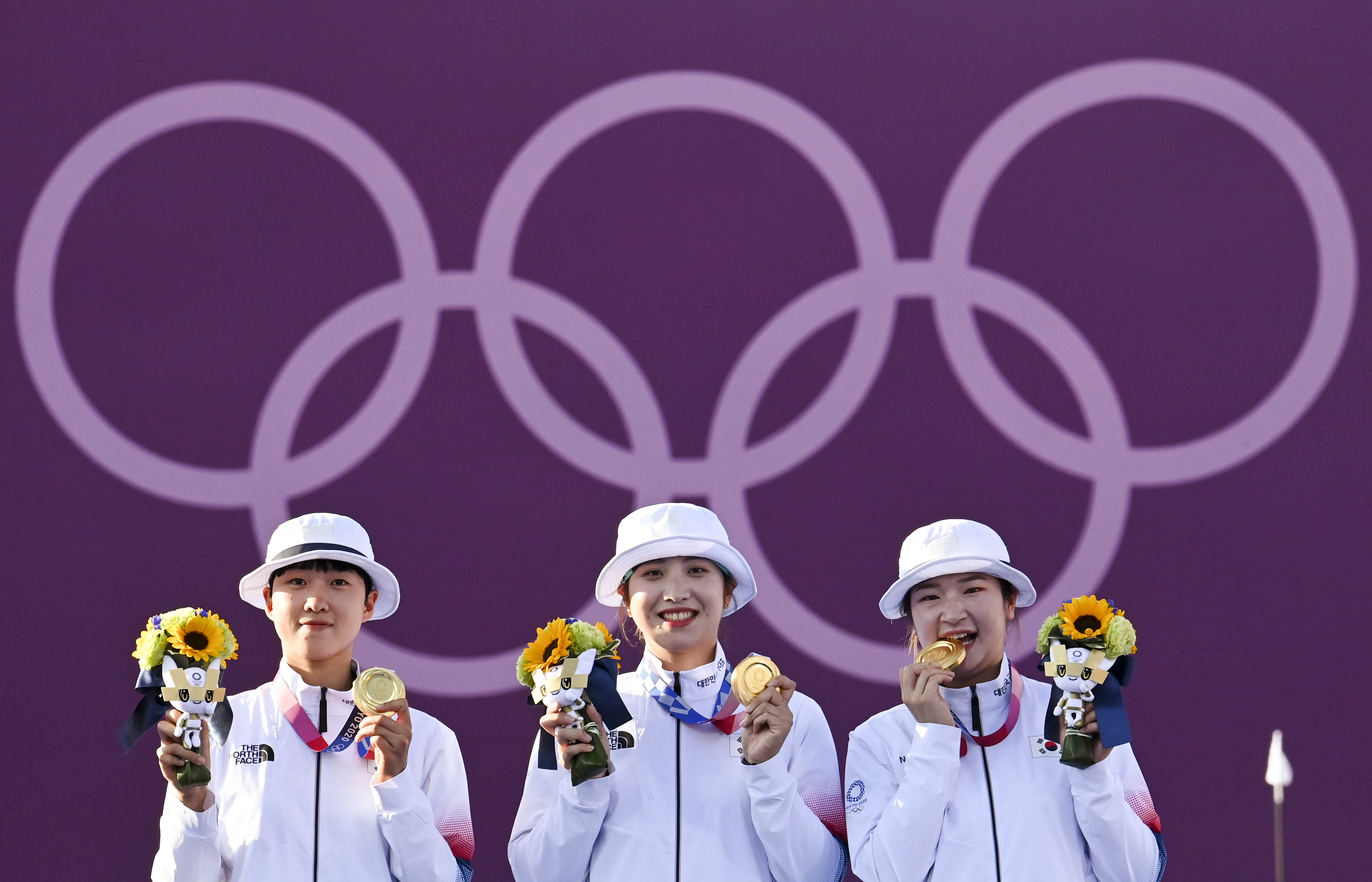 25일 여자 양궁 단체전 경기에서 금메달을 획득한 여자 양궁 대표팀.